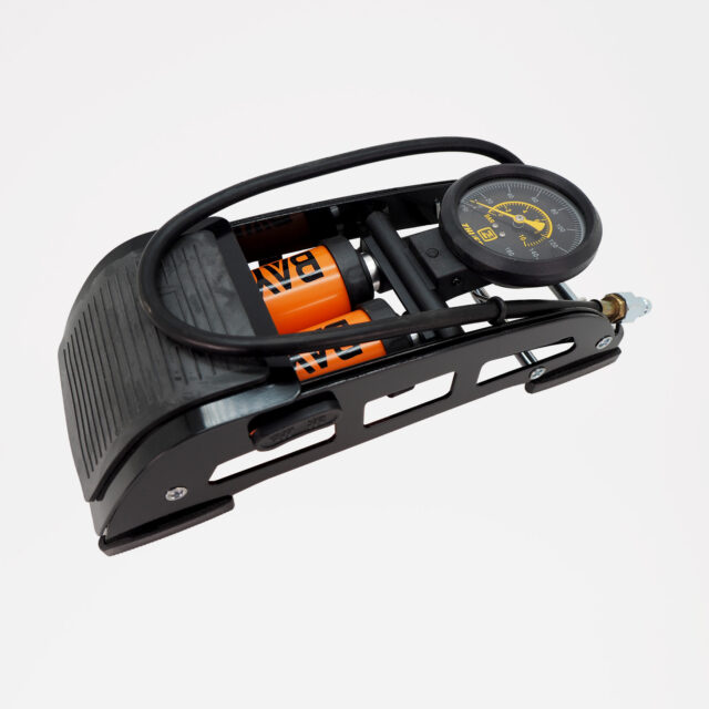 Bay-Tec-merkkinen jalkapumppu sivusta kuvattuna